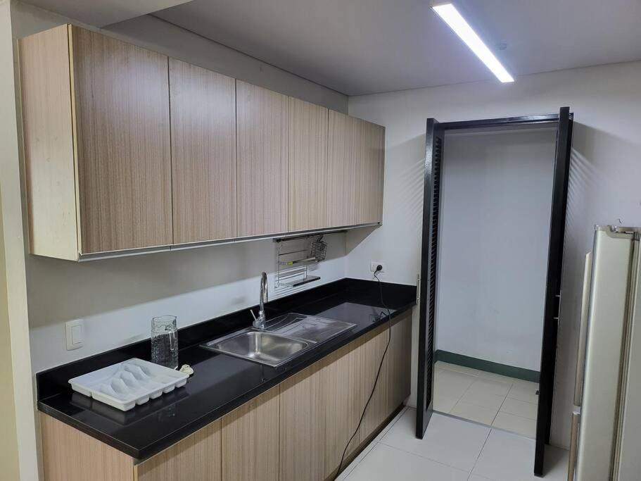 Luxury @ Bgc Sleeps 6 Comfortably Fast Wifi Pool! Apartment Manila Exterior photo