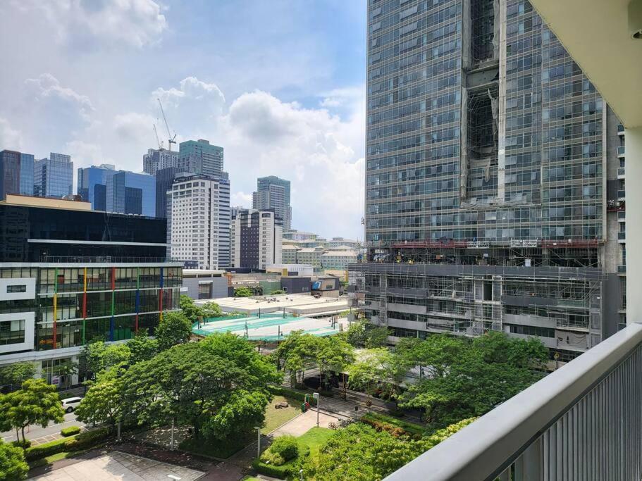 Luxury @ Bgc Sleeps 6 Comfortably Fast Wifi Pool! Apartment Manila Exterior photo