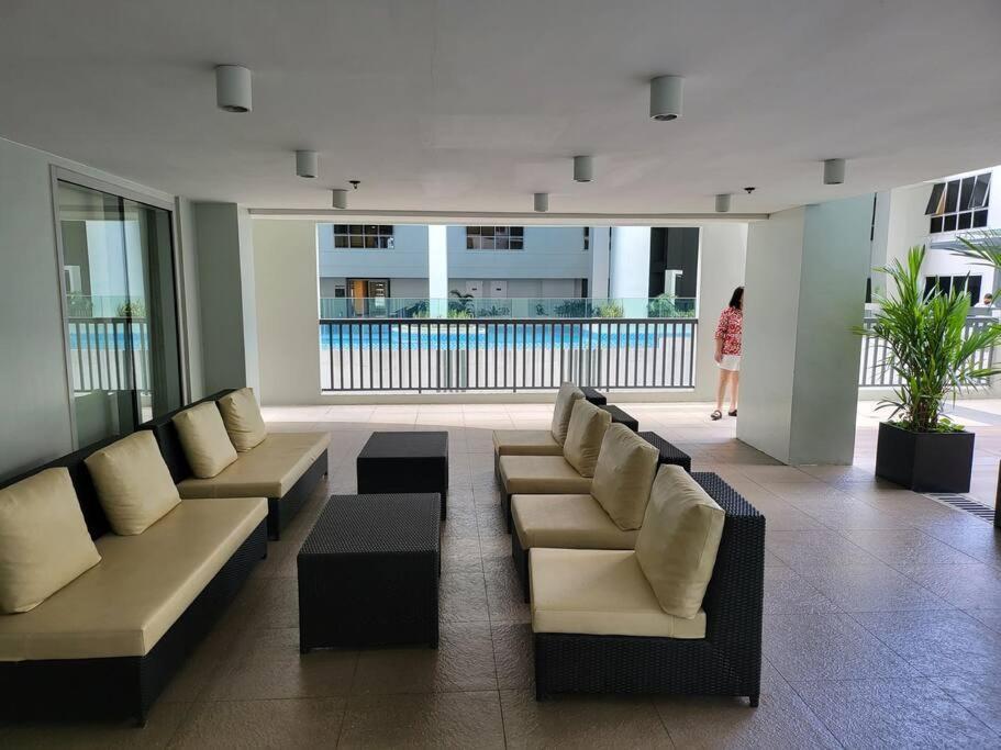 Luxury @ Bgc Sleeps 6 Comfortably Fast Wifi Pool! Apartment Manila Exterior photo