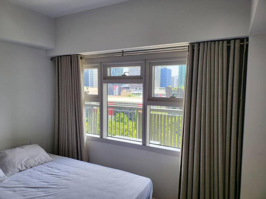 Luxury @ Bgc Sleeps 6 Comfortably Fast Wifi Pool! Apartment Manila Exterior photo
