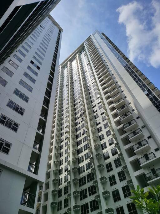 Luxury @ Bgc Sleeps 6 Comfortably Fast Wifi Pool! Apartment Manila Exterior photo