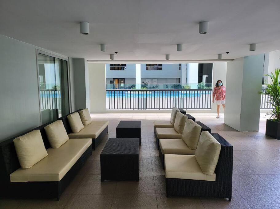 Luxury @ Bgc Sleeps 6 Comfortably Fast Wifi Pool! Apartment Manila Exterior photo